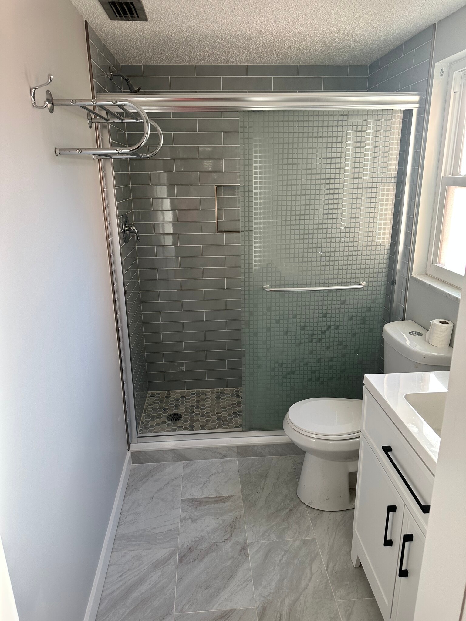 Walk in shower new tiles - 1153 Rue des Rois