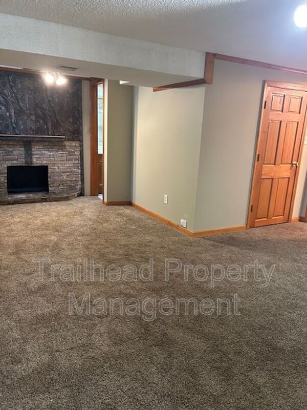 Building Photo - 401 SW Stoney Brook Ln