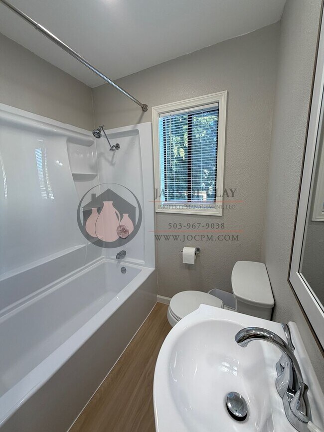 Building Photo - Single Level House- Ready to rent