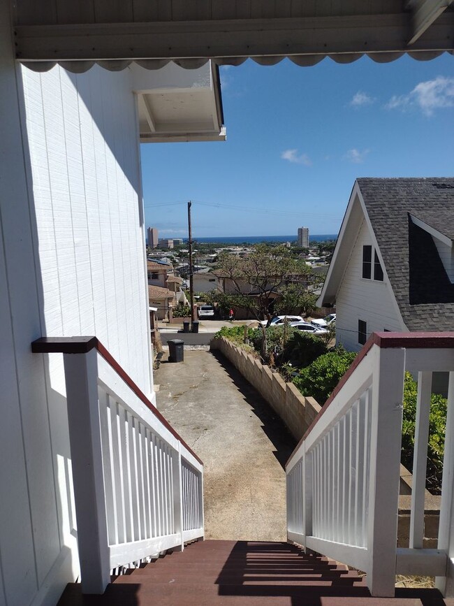 Building Photo - 2 bedroom 1 bath with Kaimuki ocean view