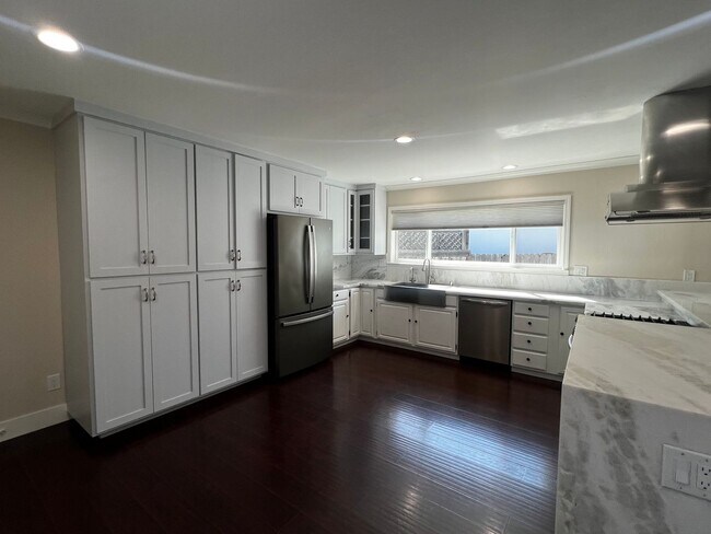 Building Photo - Remodeled Single Story 3 Bedroom/2 Bathroo...