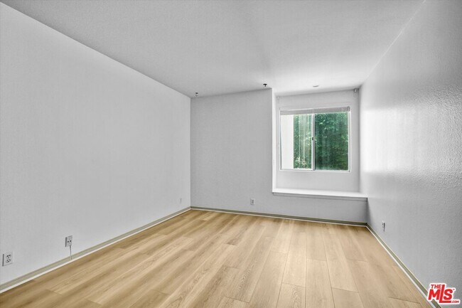 Building Photo - 2222 Beachwood Dr