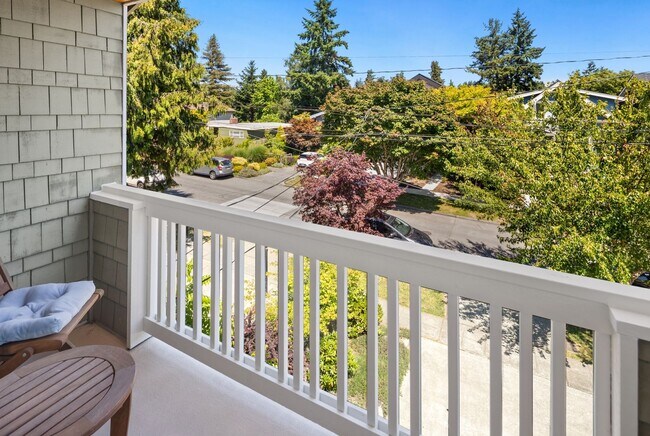 Building Photo - Gorgeous Big Ravenna Home in Seattle
