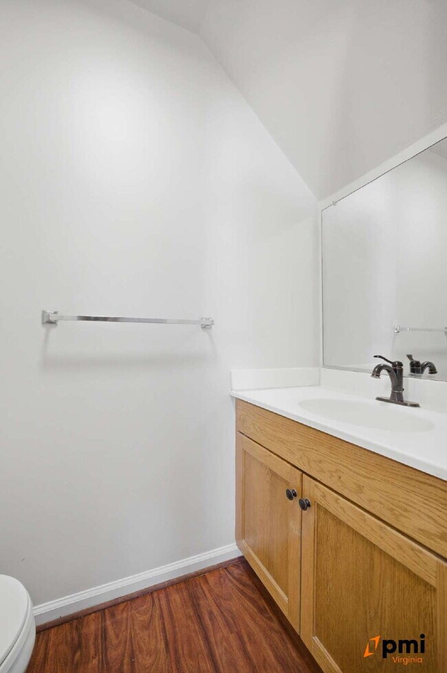 Building Photo - 3 BEDROOM 2.5 BATH WITH FENCED IN YARD AND DETACHED GARAGE FOR RENT IN NORFOLK!