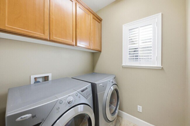 Building Photo - 200 Live Oak Way