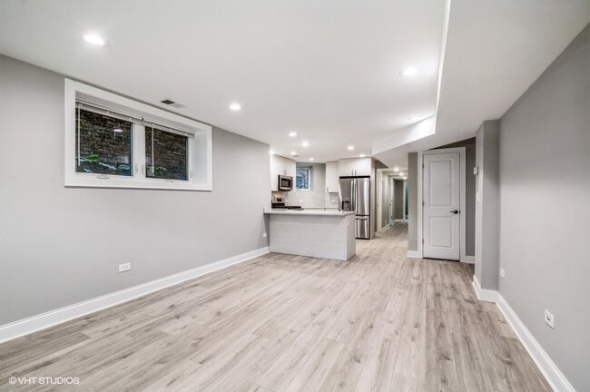 Building Photo - 5915 N Artesian Ave