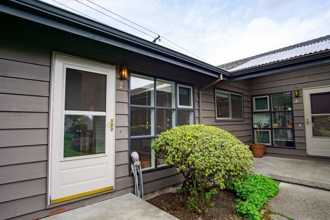 Building Photo - FALL SPECIAL!! Mid-Century 2bdr with Patio Near OHSU Ready Now!