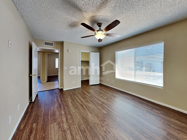 Building Photo - 9509 W Echo Ln