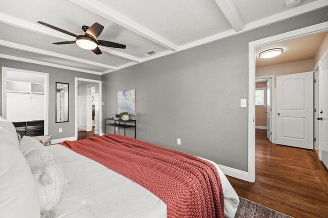 Building Photo - Welcome to this stunning 4-bedroom, 2-bath...