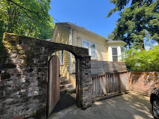 Building Photo - Charming 3 Bed 3.5 Bath home in Southwest ...