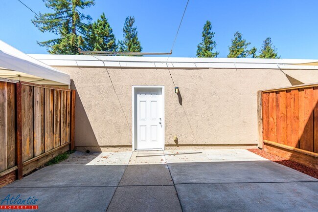 Building Photo - Lovely Townhouse | Remodeled | Private Patio