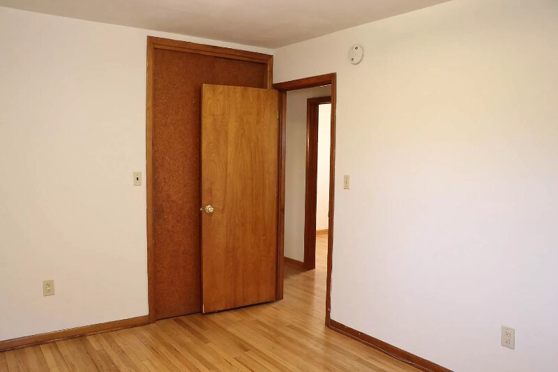 Building Photo - 425 N Hillsdale Dr