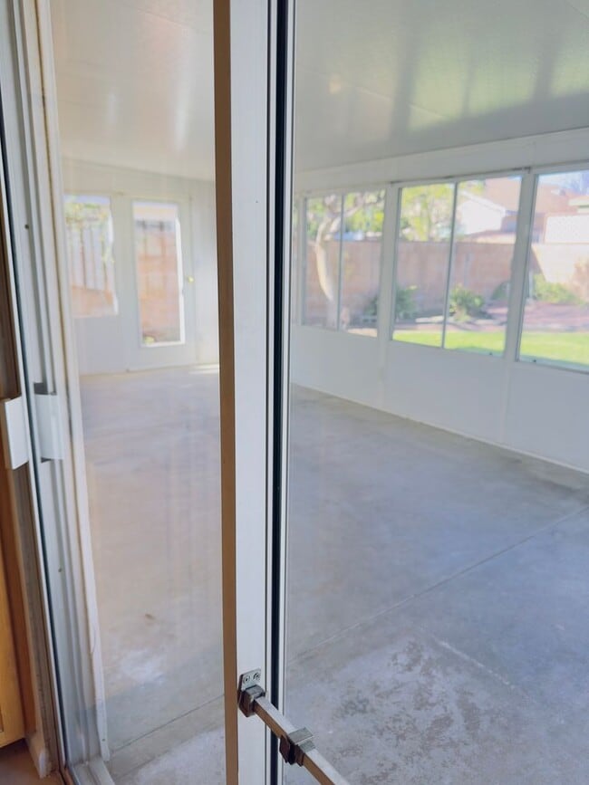 Building Photo - 3-Bedroom Home with Paid Solar & Bonus Outdoor Space in Northridge