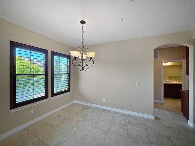 Building Photo - Beautiful & Spacious 2BD/2BA Townhouse in ...