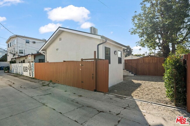 Building Photo - 609 Sunset Ave