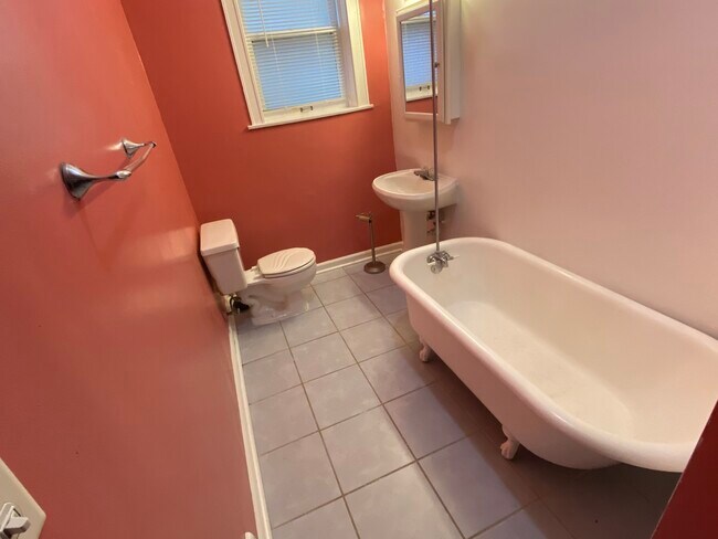Building Photo - 4040 W Dickens Ave