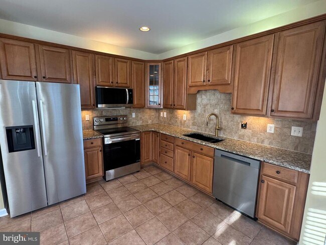 Building Photo - 400 Kintyre Ln