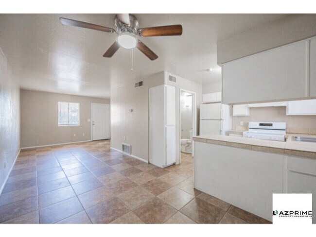 Building Photo - Experience the Perfect Haven in this Delightful Corner Unit 2/1.5 Phoenix Townhouse
