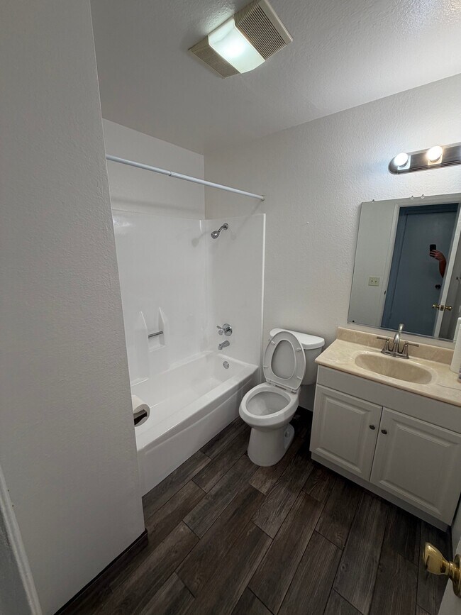 Building Photo - 8777 Lomita Dr