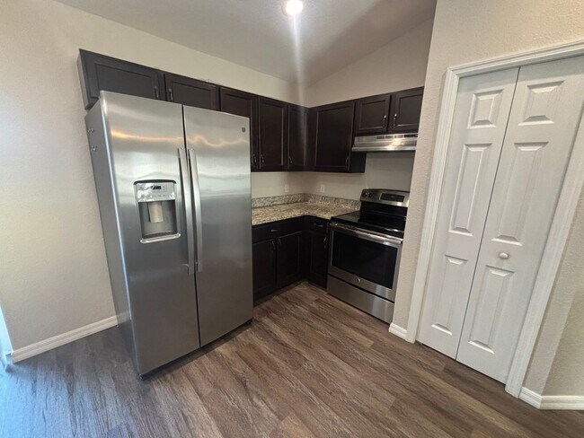 Building Photo - Modern 3 bedroom 2 Bathroom House, No Carpet!