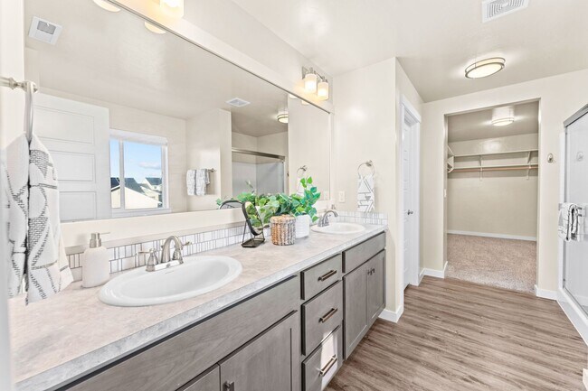 Building Photo - 5 Bedroom 2.5 Bath FOUR CAR GARAGE Eagle, ...