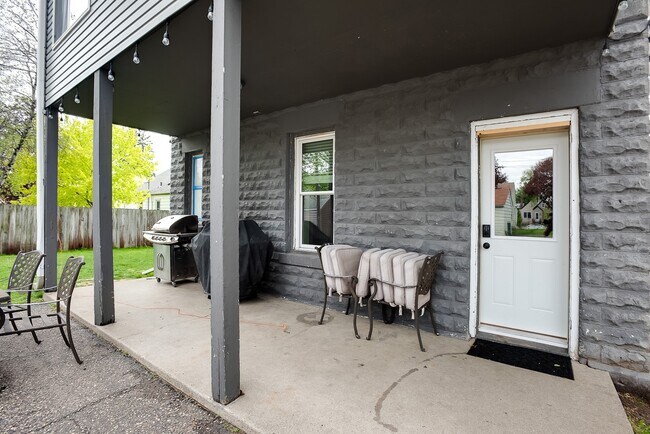 Building Photo - 1360 Dale St N