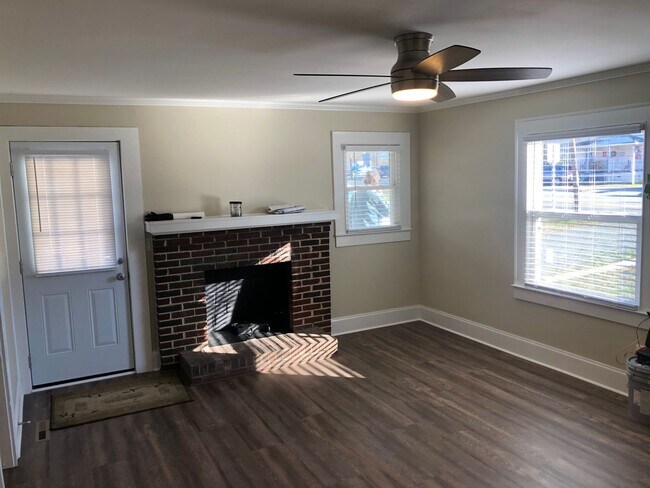Building Photo - Four bedroom, 2 bath house in Burlington