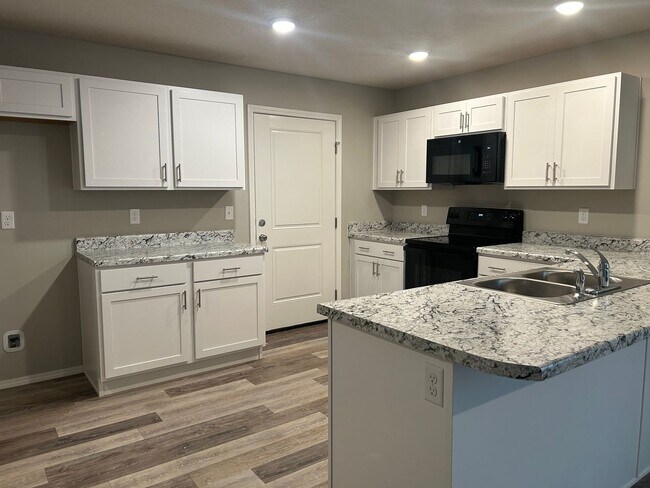 Building Photo - 3 bedroom home with fenced in back yard!