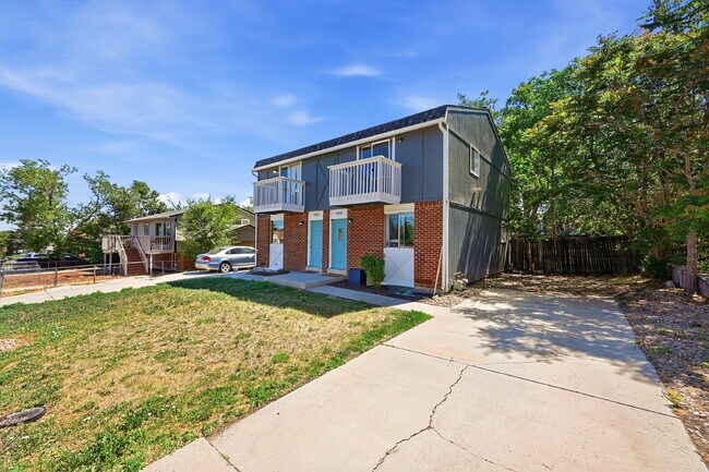 Building Photo - $1,695.95 - 2 Bed, 1 Bath Townhome In Denver with In Unit Laundry!