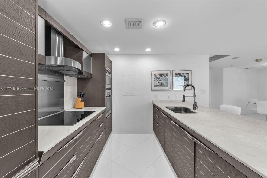 Building Photo - 200 Biscayne Blvd