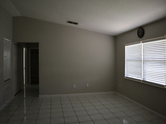 Building Photo - Cute 3 bedroom 2 bath 1 Car Garage  $1`650.00 Call Carole Arcaro 386-216-4900 Deltona Lakes Realty