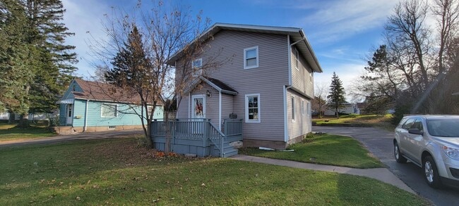 Building Photo - Available August 1st - 3 Bed Home in Cloqu...
