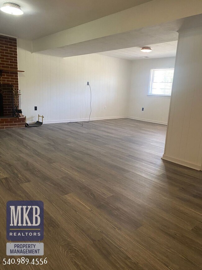 Building Photo - 4 Bedrooms, 2.5 Baths, Split Foyer, Locate...