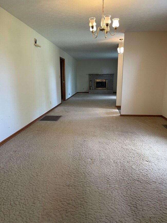 Building Photo - Location & Convenience!!! GREAT BASEMENT!!!!