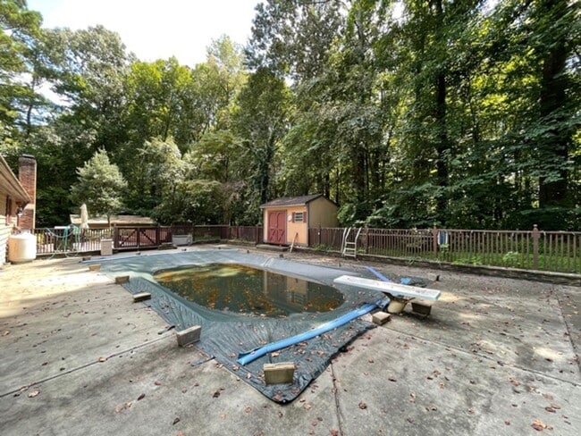 Building Photo - Wonderful ranch with inground pool!