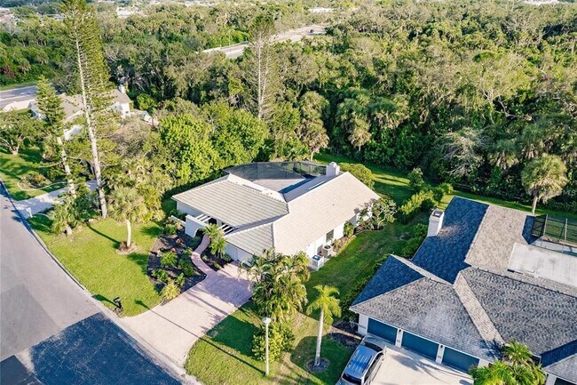 Building Photo - 904 S Doral Ln