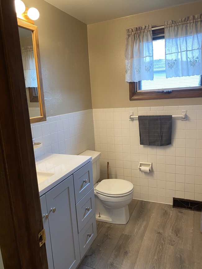 Main Bath - 4056 Harwood Ave