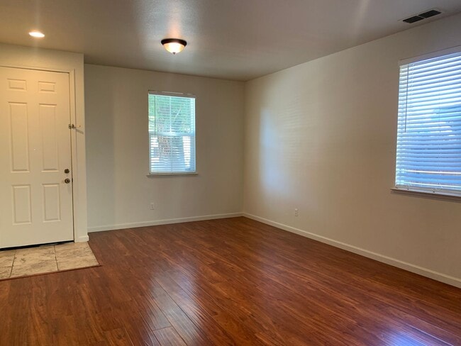Building Photo - Spacious 4 bedroom 2.5 Bathroom Gold River...