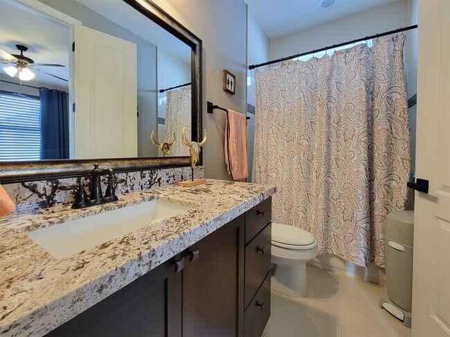 Building Photo - 925 W 19th St