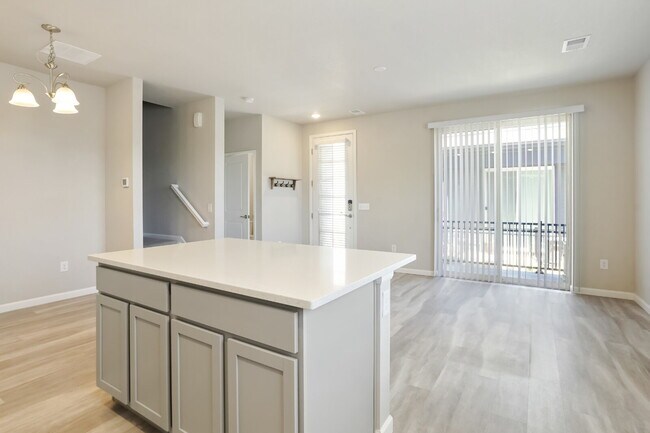 Building Photo - Spacious 3 Bed, 2.5 Bath Townhome in Prime Lakewood Location - Solar