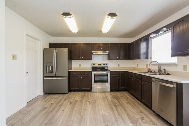 Building Photo - 823 Runnymede Dr
