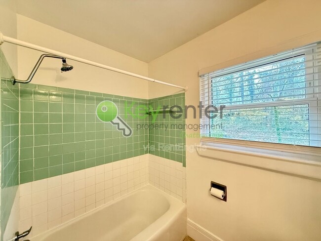 Building Photo - 1010 Summer St