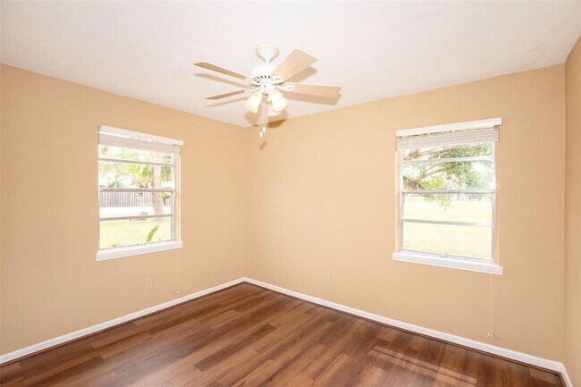 Building Photo - 2569 Cliff Dr