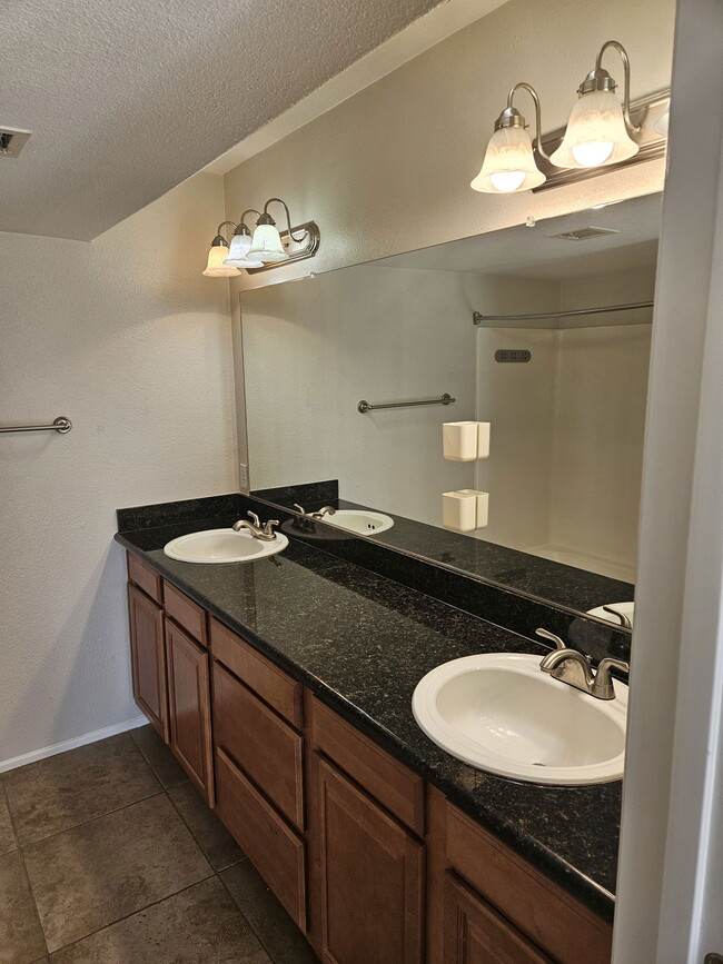 Building Photo - 885 N Granite Reef Rd