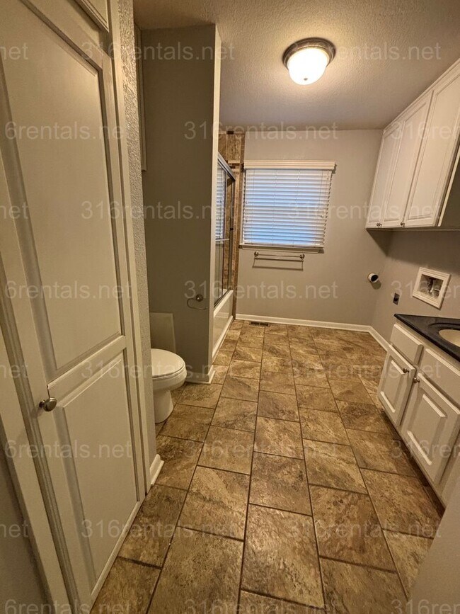 Building Photo - 3 bed 1 bath house for rent now!