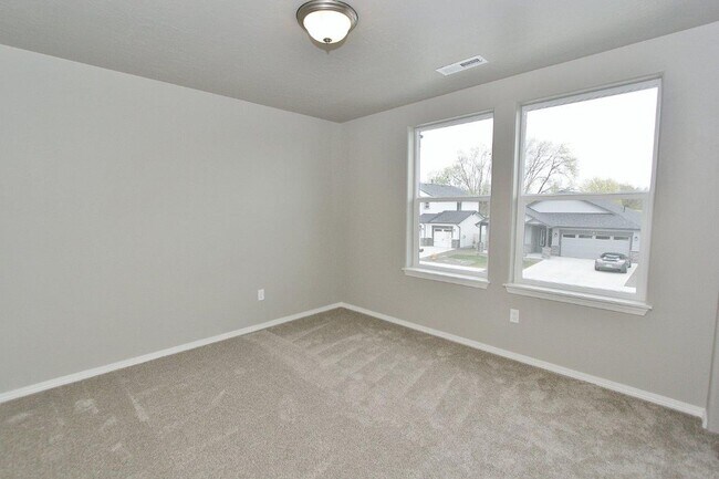 Building Photo - Spacious Home in Quiet Neighborhood