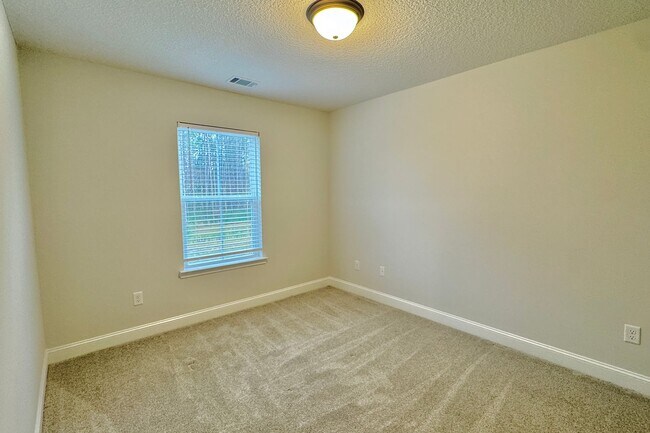 Building Photo - AVAILABLE NOW! (Pet Friendly)