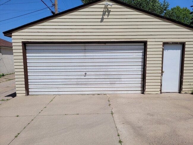 Building Photo - 5828 Elliot Ave