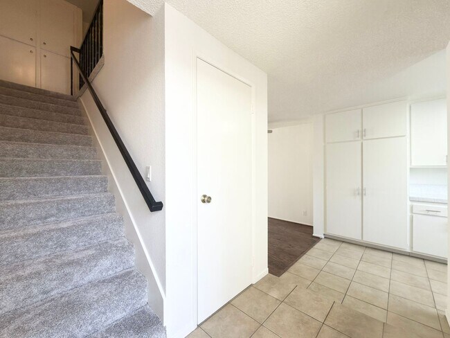 Building Photo - Spacious Townhome in Quail Ridge