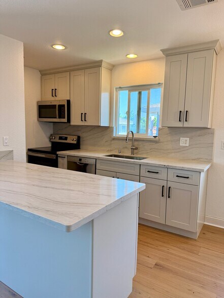 Building Photo - 1265 Bouret Dr